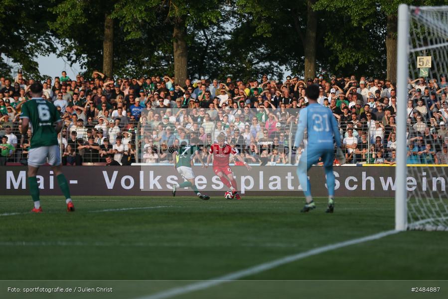 sport, action, Willy Sachs Stadion, Schweinfurt, Regionalliga Bayern, Fussball, FWK, FCS, FC Würzburger Kickers, BFV, 32. Spieltag, 1. FC Schweinfurt 1905, 02.05.2025 - Bild-ID: 2484887