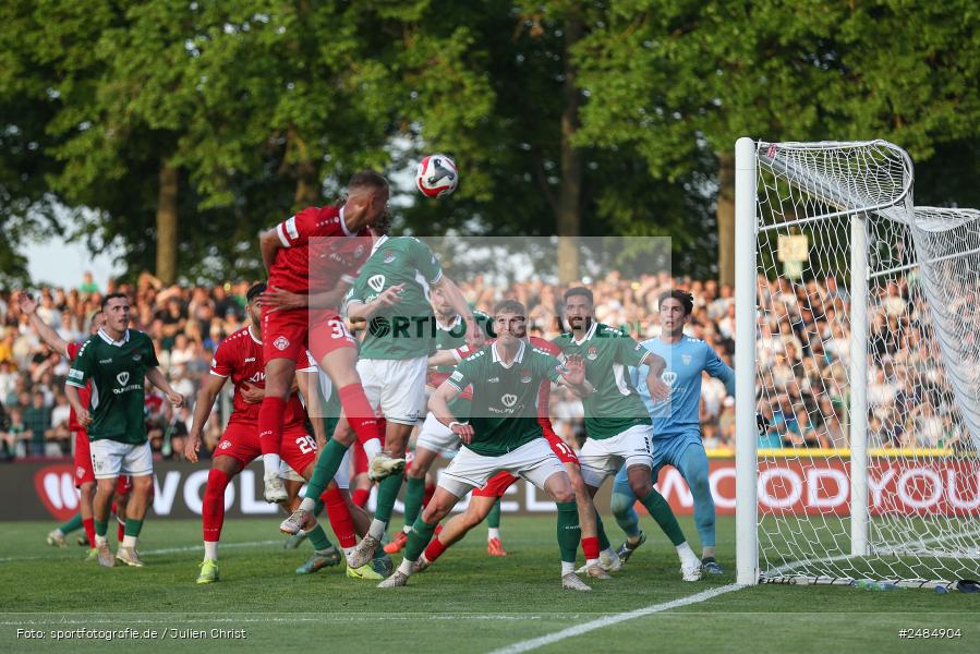 sport, action, Willy Sachs Stadion, Schweinfurt, Regionalliga Bayern, Fussball, FWK, FCS, FC Würzburger Kickers, BFV, 32. Spieltag, 1. FC Schweinfurt 1905, 02.05.2025 - Bild-ID: 2484904