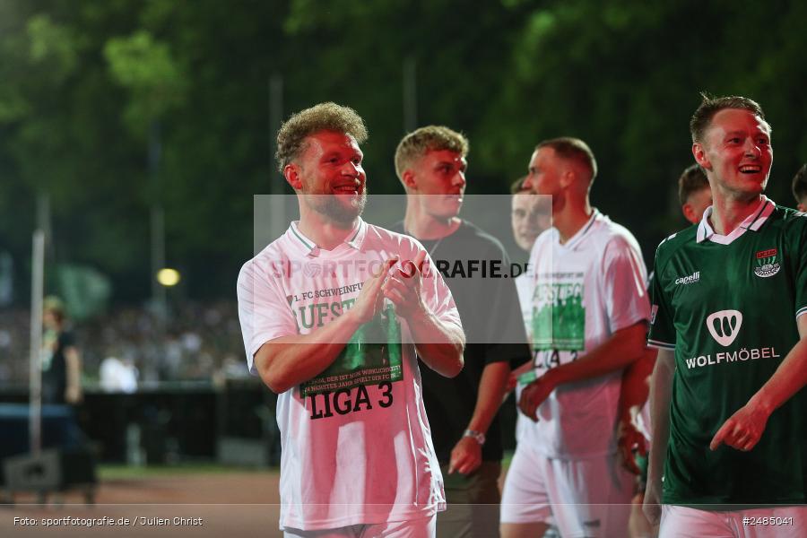 sport, action, Willy Sachs Stadion, Schweinfurt, Regionalliga Bayern, Fussball, FWK, FCS, FC Würzburger Kickers, BFV, 32. Spieltag, 1. FC Schweinfurt 1905, 02.05.2025 - Bild-ID: 2485041