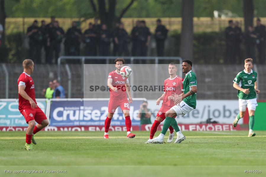 sport, action, Willy Sachs Stadion, Schweinfurt, Regionalliga Bayern, Fussball, FWK, FCS, FC Würzburger Kickers, BFV, 32. Spieltag, 1. FC Schweinfurt 1905, 02.05.2025 - Bild-ID: 2485506