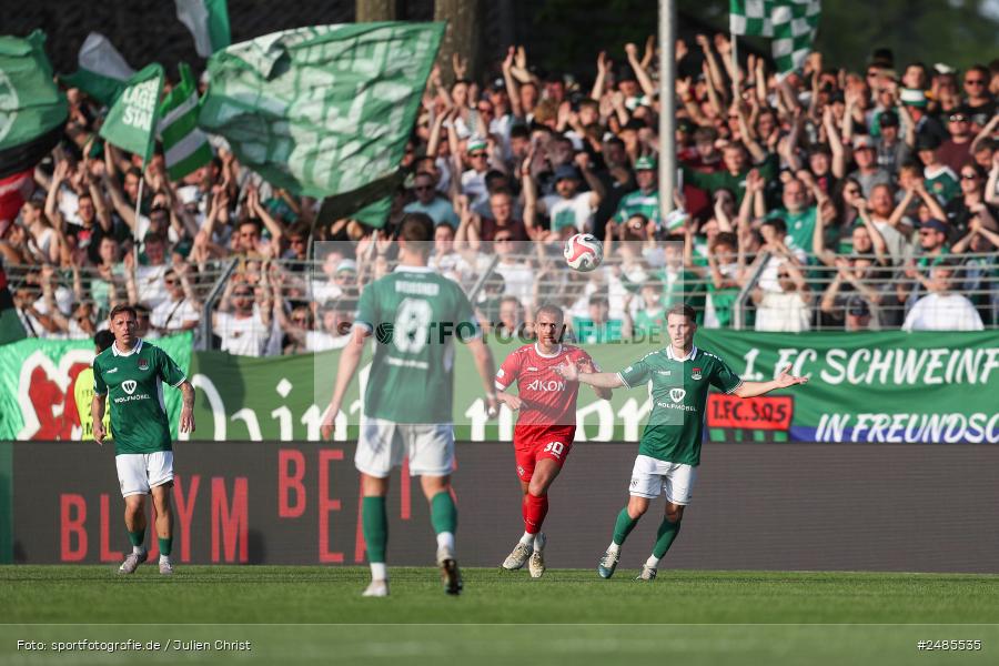 sport, action, Willy Sachs Stadion, Schweinfurt, Regionalliga Bayern, Fussball, FWK, FCS, FC Würzburger Kickers, BFV, 32. Spieltag, 1. FC Schweinfurt 1905, 02.05.2025 - Bild-ID: 2485535
