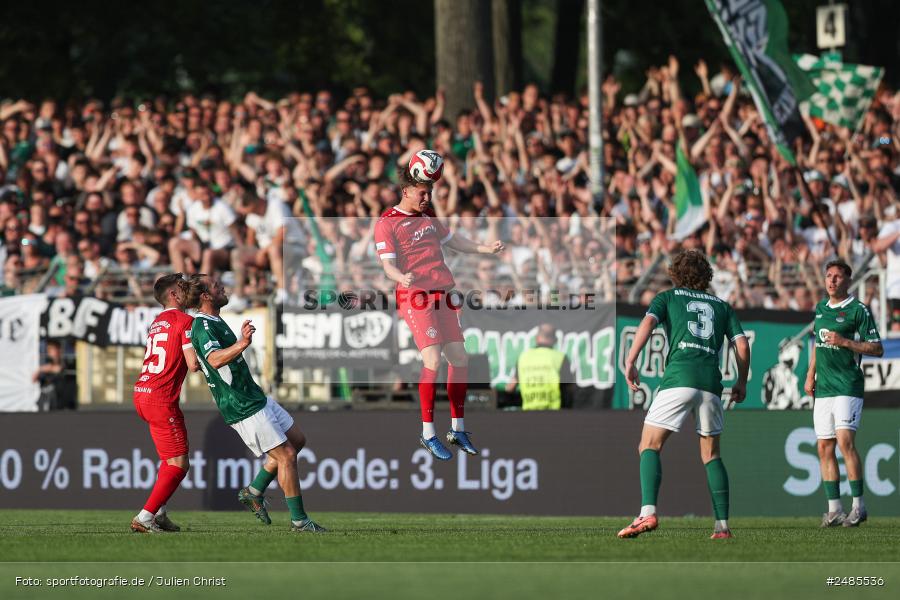 sport, action, Willy Sachs Stadion, Schweinfurt, Regionalliga Bayern, Fussball, FWK, FCS, FC Würzburger Kickers, BFV, 32. Spieltag, 1. FC Schweinfurt 1905, 02.05.2025 - Bild-ID: 2485536