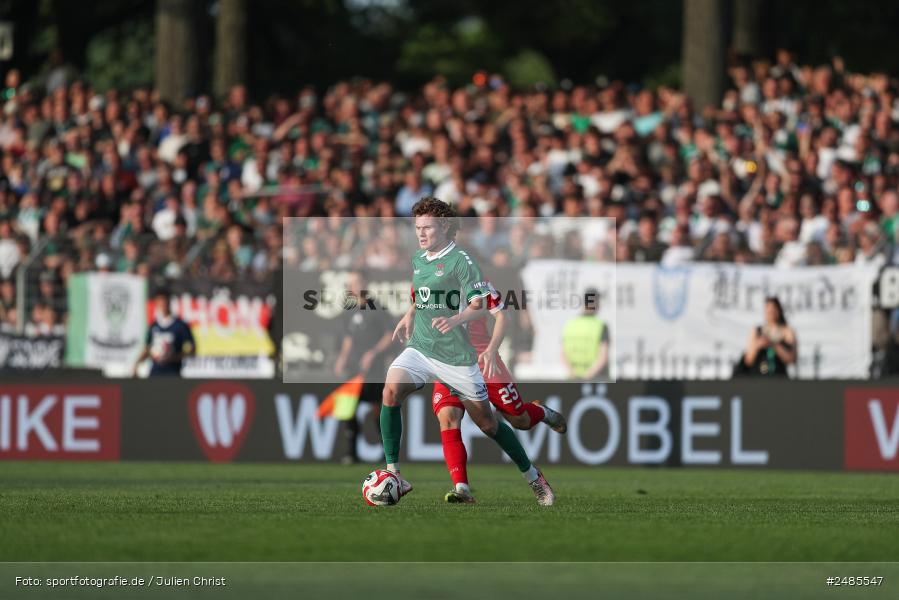 sport, action, Willy Sachs Stadion, Schweinfurt, Regionalliga Bayern, Fussball, FWK, FCS, FC Würzburger Kickers, BFV, 32. Spieltag, 1. FC Schweinfurt 1905, 02.05.2025 - Bild-ID: 2485547