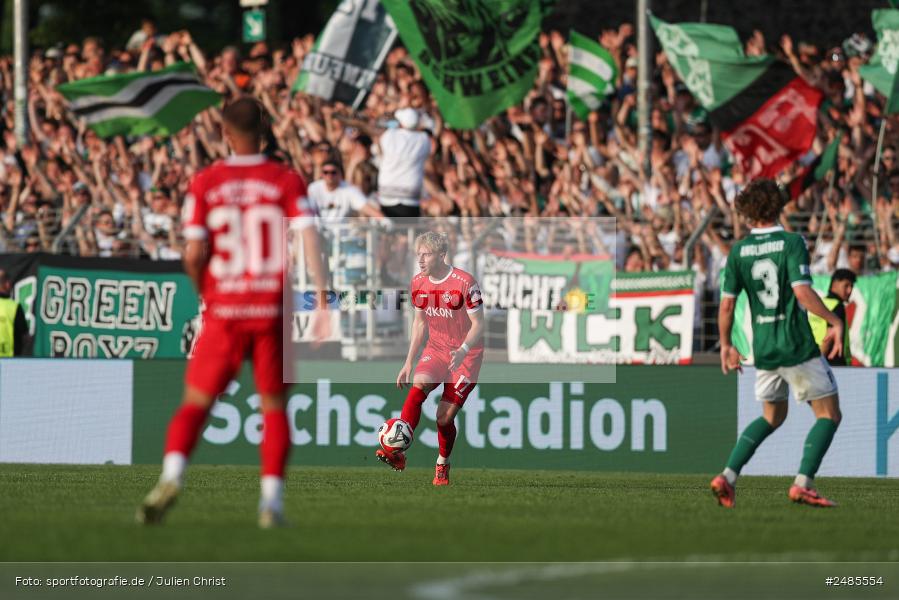 sport, action, Willy Sachs Stadion, Schweinfurt, Regionalliga Bayern, Fussball, FWK, FCS, FC Würzburger Kickers, BFV, 32. Spieltag, 1. FC Schweinfurt 1905, 02.05.2025 - Bild-ID: 2485554