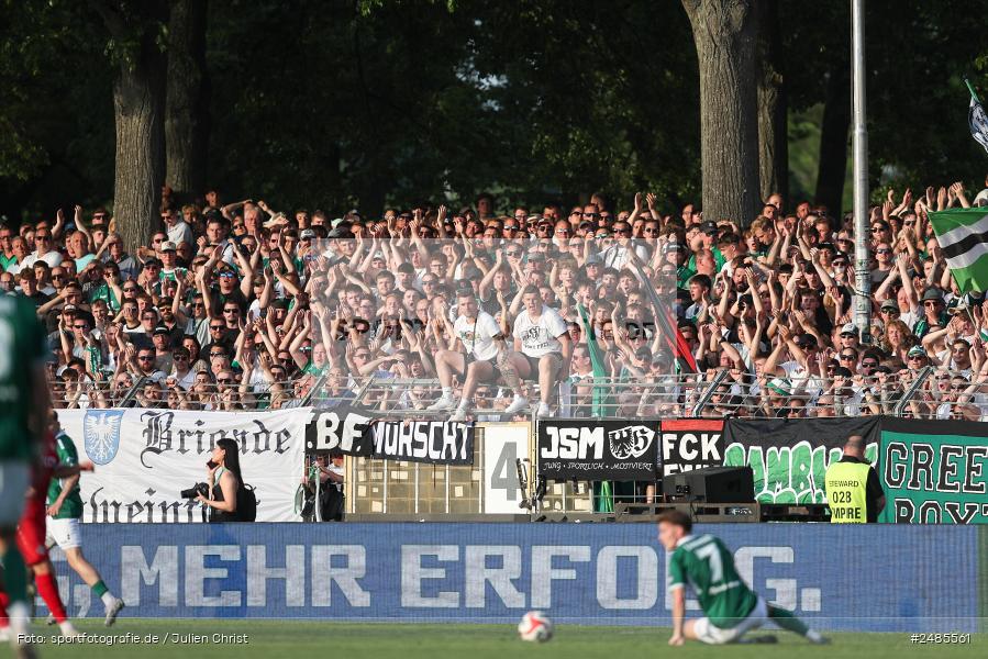 sport, action, Willy Sachs Stadion, Schweinfurt, Regionalliga Bayern, Fussball, FWK, FCS, FC Würzburger Kickers, BFV, 32. Spieltag, 1. FC Schweinfurt 1905, 02.05.2025 - Bild-ID: 2485561