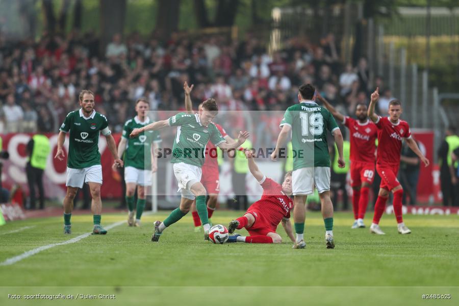 sport, action, Willy Sachs Stadion, Schweinfurt, Regionalliga Bayern, Fussball, FWK, FCS, FC Würzburger Kickers, BFV, 32. Spieltag, 1. FC Schweinfurt 1905, 02.05.2025 - Bild-ID: 2485625
