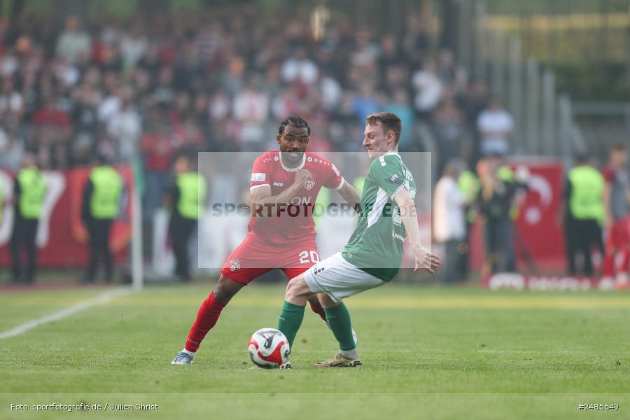 sport, action, Willy Sachs Stadion, Schweinfurt, Regionalliga Bayern, Fussball, FWK, FCS, FC Würzburger Kickers, BFV, 32. Spieltag, 1. FC Schweinfurt 1905, 02.05.2025 - Bild-ID: 2485649