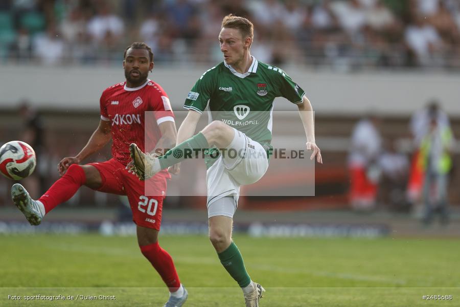 sport, action, Willy Sachs Stadion, Schweinfurt, Regionalliga Bayern, Fussball, FWK, FCS, FC Würzburger Kickers, BFV, 32. Spieltag, 1. FC Schweinfurt 1905, 02.05.2025 - Bild-ID: 2485688