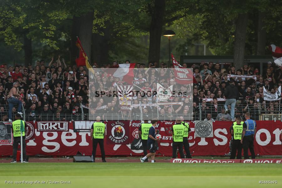 sport, action, Willy Sachs Stadion, Schweinfurt, Regionalliga Bayern, Fussball, FWK, FCS, FC Würzburger Kickers, BFV, 32. Spieltag, 1. FC Schweinfurt 1905, 02.05.2025 - Bild-ID: 2485693