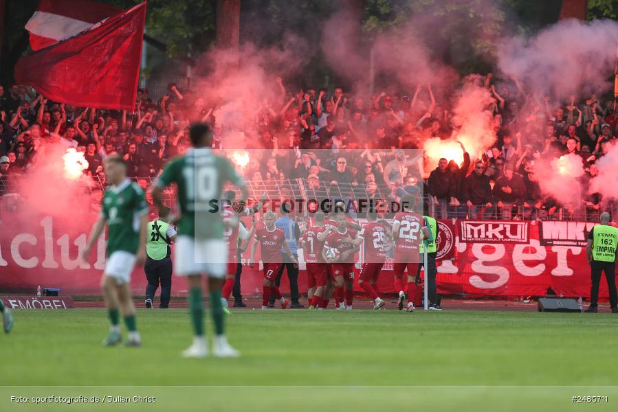 sport, action, Willy Sachs Stadion, Schweinfurt, Regionalliga Bayern, Fussball, FWK, FCS, FC Würzburger Kickers, BFV, 32. Spieltag, 1. FC Schweinfurt 1905, 02.05.2025 - Bild-ID: 2485711