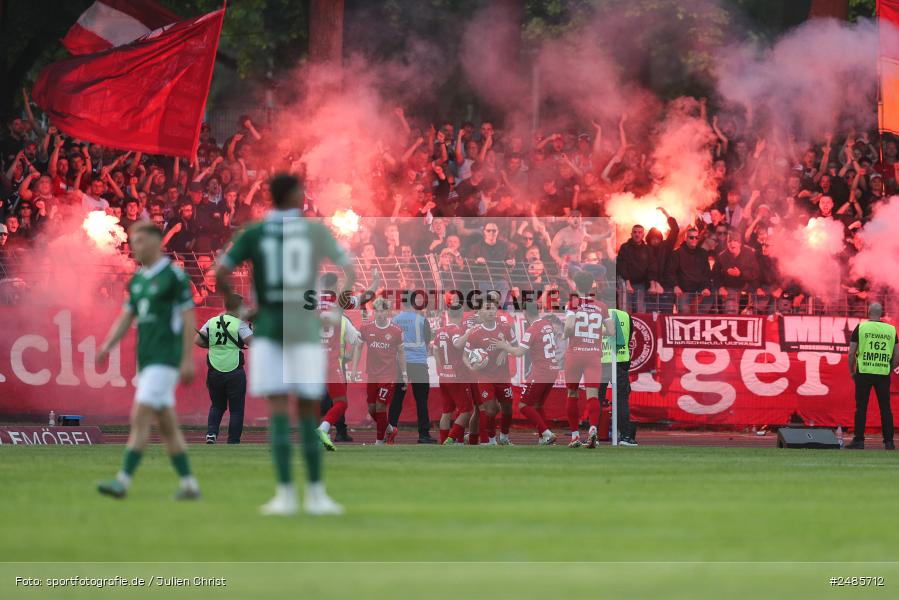 sport, action, Willy Sachs Stadion, Schweinfurt, Regionalliga Bayern, Fussball, FWK, FCS, FC Würzburger Kickers, BFV, 32. Spieltag, 1. FC Schweinfurt 1905, 02.05.2025 - Bild-ID: 2485712