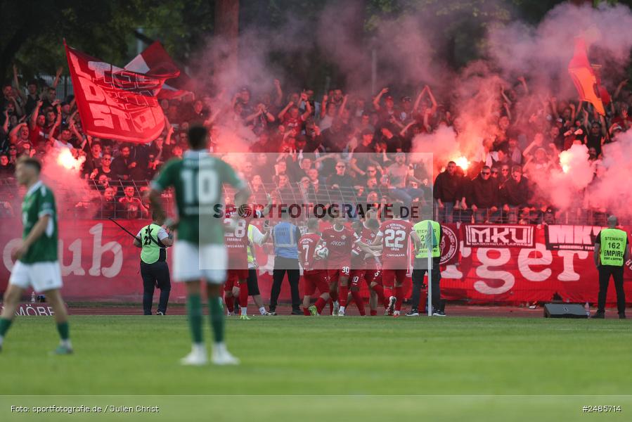 sport, action, Willy Sachs Stadion, Schweinfurt, Regionalliga Bayern, Fussball, FWK, FCS, FC Würzburger Kickers, BFV, 32. Spieltag, 1. FC Schweinfurt 1905, 02.05.2025 - Bild-ID: 2485714