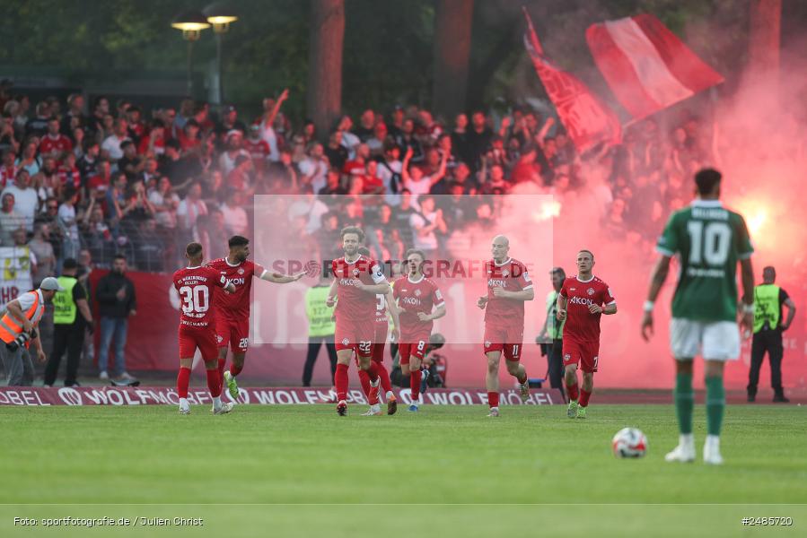 sport, action, Willy Sachs Stadion, Schweinfurt, Regionalliga Bayern, Fussball, FWK, FCS, FC Würzburger Kickers, BFV, 32. Spieltag, 1. FC Schweinfurt 1905, 02.05.2025 - Bild-ID: 2485720