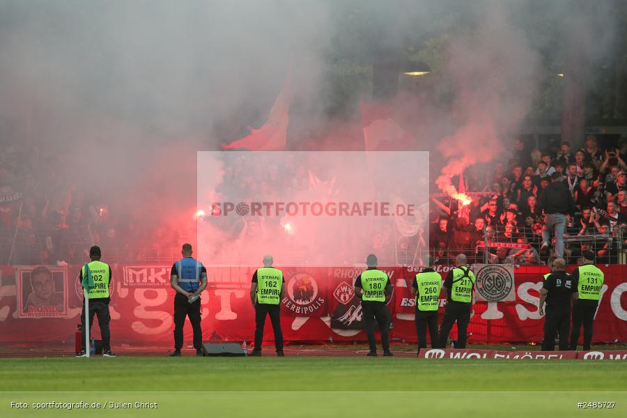 sport, action, Willy Sachs Stadion, Schweinfurt, Regionalliga Bayern, Fussball, FWK, FCS, FC Würzburger Kickers, BFV, 32. Spieltag, 1. FC Schweinfurt 1905, 02.05.2025 - Bild-ID: 2485727