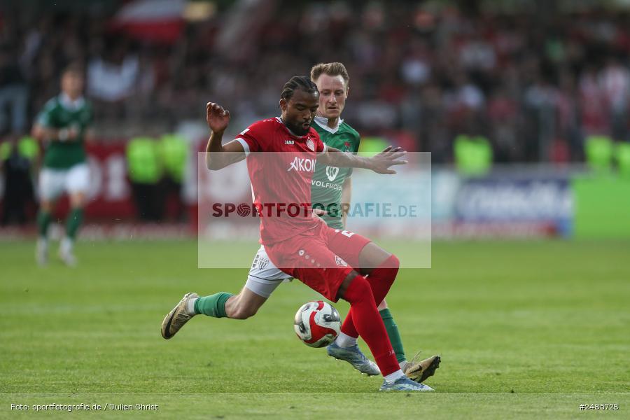 sport, action, Willy Sachs Stadion, Schweinfurt, Regionalliga Bayern, Fussball, FWK, FCS, FC Würzburger Kickers, BFV, 32. Spieltag, 1. FC Schweinfurt 1905, 02.05.2025 - Bild-ID: 2485728