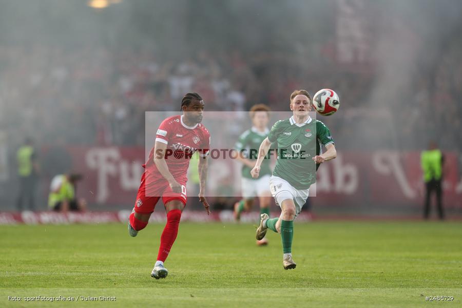 sport, action, Willy Sachs Stadion, Schweinfurt, Regionalliga Bayern, Fussball, FWK, FCS, FC Würzburger Kickers, BFV, 32. Spieltag, 1. FC Schweinfurt 1905, 02.05.2025 - Bild-ID: 2485729