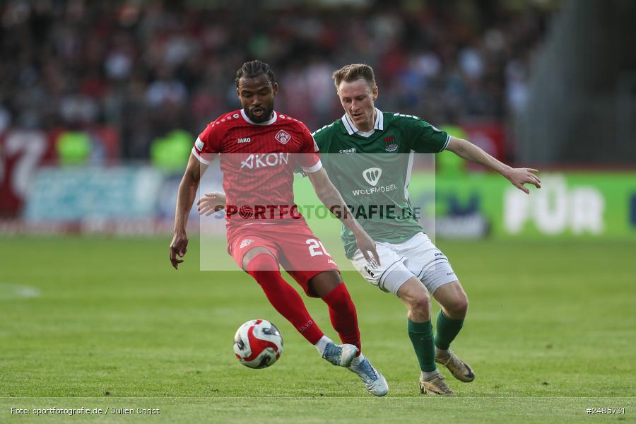 sport, action, Willy Sachs Stadion, Schweinfurt, Regionalliga Bayern, Fussball, FWK, FCS, FC Würzburger Kickers, BFV, 32. Spieltag, 1. FC Schweinfurt 1905, 02.05.2025 - Bild-ID: 2485731