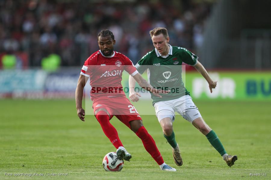 sport, action, Willy Sachs Stadion, Schweinfurt, Regionalliga Bayern, Fussball, FWK, FCS, FC Würzburger Kickers, BFV, 32. Spieltag, 1. FC Schweinfurt 1905, 02.05.2025 - Bild-ID: 2485732