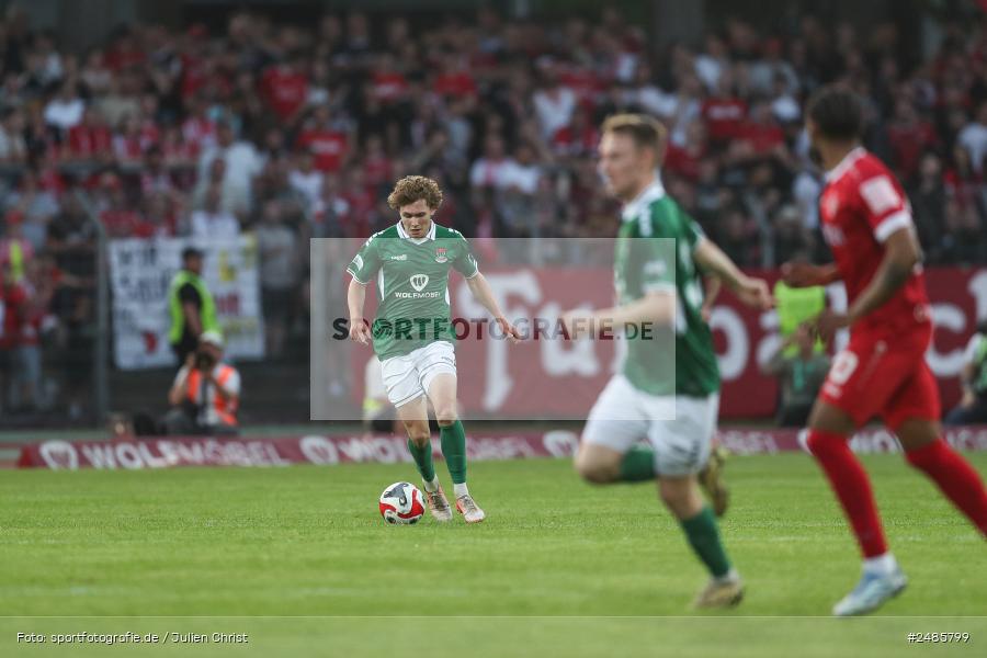 sport, action, Willy Sachs Stadion, Schweinfurt, Regionalliga Bayern, Fussball, FWK, FCS, FC Würzburger Kickers, BFV, 32. Spieltag, 1. FC Schweinfurt 1905, 02.05.2025 - Bild-ID: 2485799