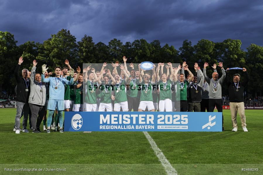 sport, action, Schweinfurt, Sachs Stadion, Regionalliga Bayern, Fussball, FCS, FCA, FC Augsburg II, BFV, 34. Spieltag, 16.05.2025, 1. FC Schweinfurt 1905 - Bild-ID: 2488295