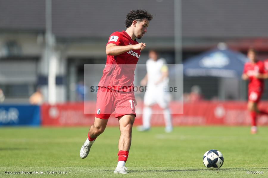 sport, action, SCF, SC Freiburg II, Regionalliga Südwest, RL, Mairec Arena, Fussball, FCB, FC Bayern Alzenau, Alzenau, 3. Spieltag, 16.08.2025 - Bild-ID: 2500928