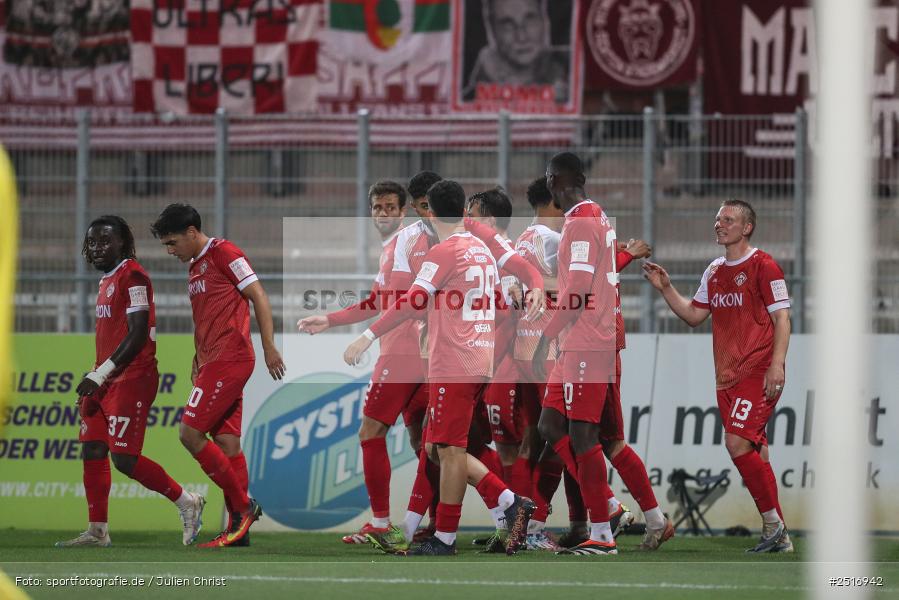 sport, action, Würzburg, SpVgg Greuther Fürth II, SGF, Regionalliga Bayern, Fussball, FWK, FC Würzburger Kickers, BFV, AKON Arena, 17.10.2025, 14. Spieltag - Bild-ID: 2516942