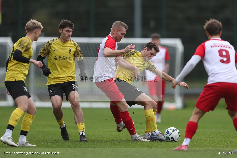 sport, action, Sportgelände, SpVgg Hösbach-Bahnhof, SpVgg Giebelstadt, Hösbach-Bahnhof, HOS, GIE, Fussball, Bezirksliga Unterfranken West, BFV, 19.10.2025, 14. Spieltag - Bild-ID: 2518250