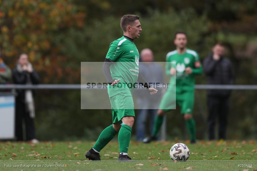 sport, action, Sportgelände, Kreisliga Würzburg Gr. 2, Gemünden-Seifriedsburg, Fussball, FVT, FVGS, FV Thüngersheim, FV Gemünden/Seifriedsburg, BFV, 26.10.2025, 15. Spieltag - Bild-ID: 2519619