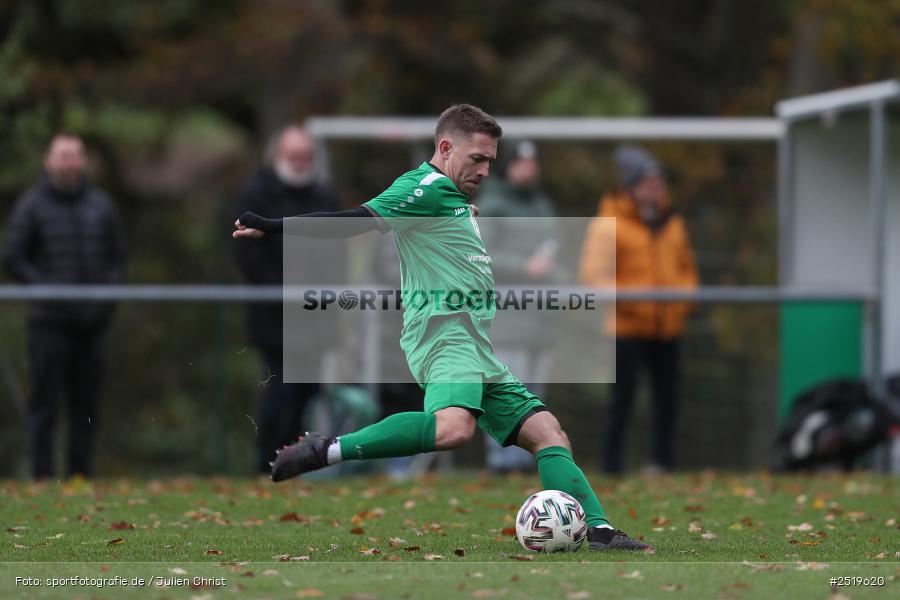 sport, action, Sportgelände, Kreisliga Würzburg Gr. 2, Gemünden-Seifriedsburg, Fussball, FVT, FVGS, FV Thüngersheim, FV Gemünden/Seifriedsburg, BFV, 26.10.2025, 15. Spieltag - Bild-ID: 2519620