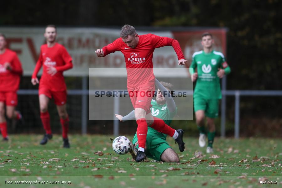 sport, action, Sportgelände, Kreisliga Würzburg Gr. 2, Gemünden-Seifriedsburg, Fussball, FVT, FVGS, FV Thüngersheim, FV Gemünden/Seifriedsburg, BFV, 26.10.2025, 15. Spieltag - Bild-ID: 2519632