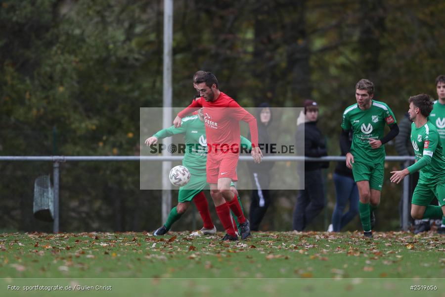 sport, action, Sportgelände, Kreisliga Würzburg Gr. 2, Gemünden-Seifriedsburg, Fussball, FVT, FVGS, FV Thüngersheim, FV Gemünden/Seifriedsburg, BFV, 26.10.2025, 15. Spieltag - Bild-ID: 2519656