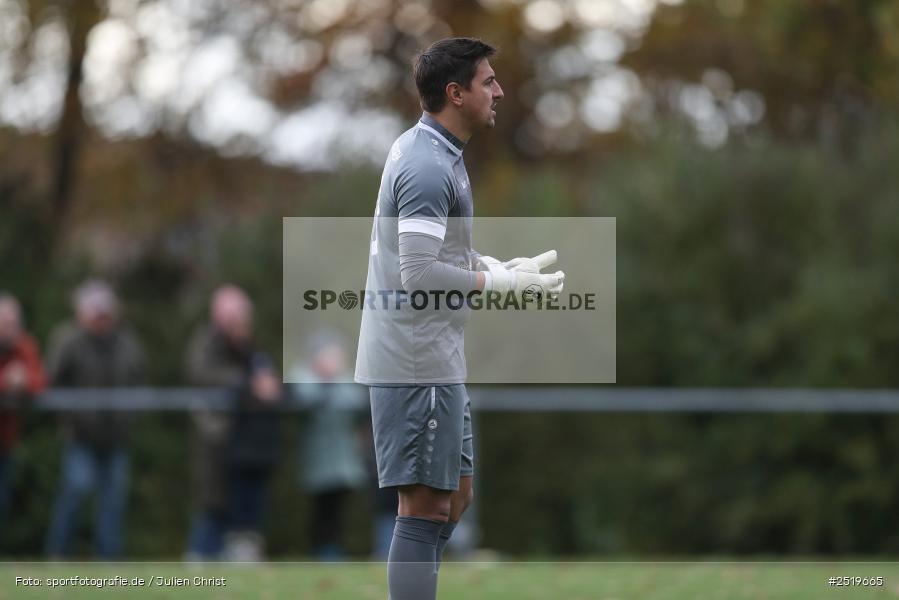 sport, action, Sportgelände, Kreisliga Würzburg Gr. 2, Gemünden-Seifriedsburg, Fussball, FVT, FVGS, FV Thüngersheim, FV Gemünden/Seifriedsburg, BFV, 26.10.2025, 15. Spieltag - Bild-ID: 2519665