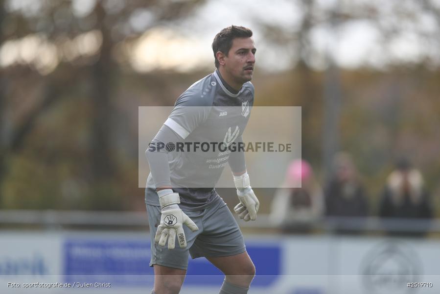 sport, action, Sportgelände, Kreisliga Würzburg Gr. 2, Gemünden-Seifriedsburg, Fussball, FVT, FVGS, FV Thüngersheim, FV Gemünden/Seifriedsburg, BFV, 26.10.2025, 15. Spieltag - Bild-ID: 2519710