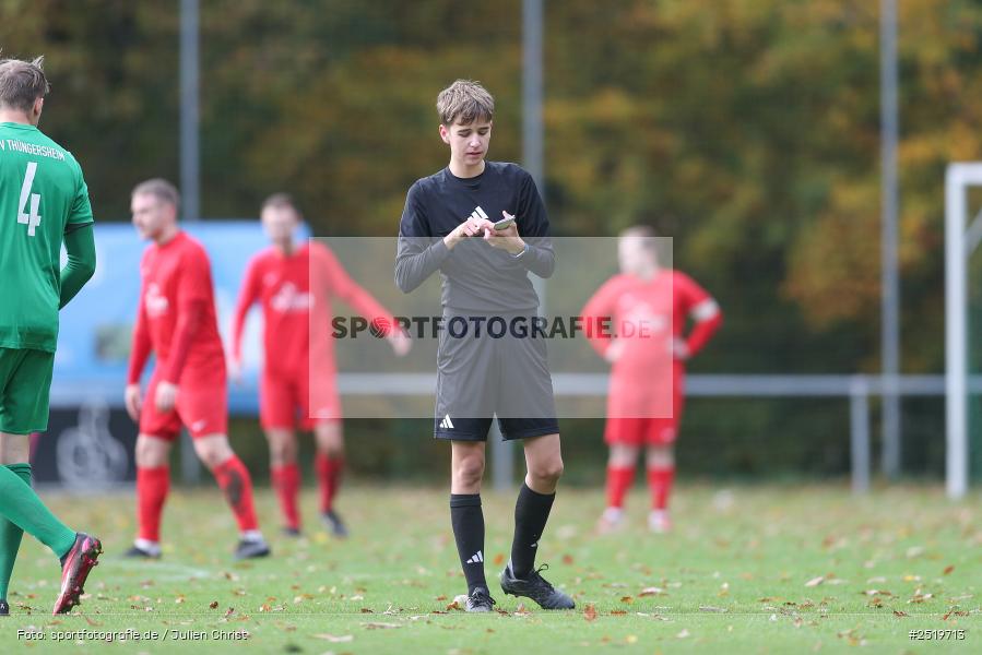 sport, action, Sportgelände, Kreisliga Würzburg Gr. 2, Gemünden-Seifriedsburg, Fussball, FVT, FVGS, FV Thüngersheim, FV Gemünden/Seifriedsburg, BFV, 26.10.2025, 15. Spieltag - Bild-ID: 2519713