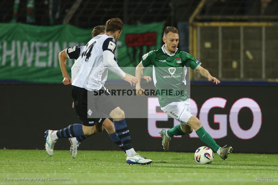 Sachs-Stadion, Schweinfurt, 29.11.2025, sport, action, DFB, Fussball, 16. Spieltag, 3. Liga, SVW, FCS, SV Waldhof Mannheim, 1. FC Schweinfurt 1905 - Bild-ID: 2525572