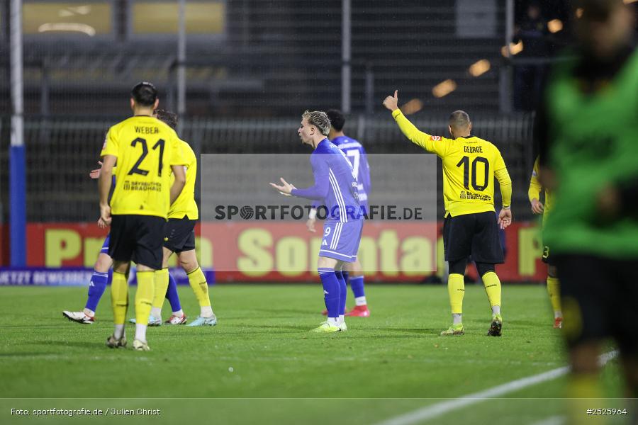 sport, action, Stadion am Schönbusch, SpVgg Bayreuth, SVA, SV Viktoria Aschaffenburg, Regionalliga Bayern, Fussball, BFV, BAY, Aschaffenburg, 28.11.2025, 20. Spieltag - Bild-ID: 2525964