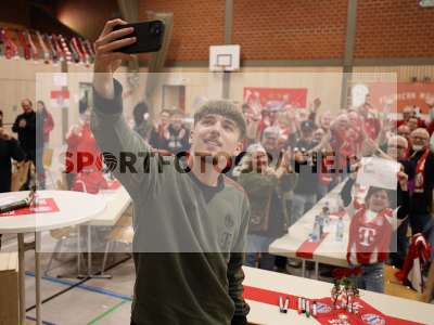 Fotos von Lennart Karl besucht den FCB-Fanclub Burgsinn auf sportfotografie.de