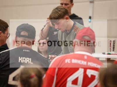 Fotos von Lennart Karl besucht den FCB-Fanclub Burgsinn auf sportfotografie.de