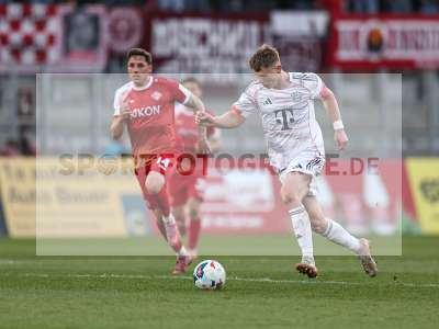 Fotos von FC Würzburger Kickers - FC Bayern München II auf sportfotografie.de