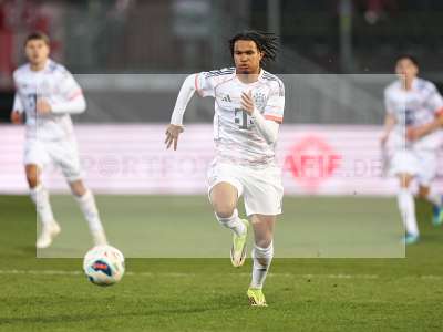 Fotos von FC Würzburger Kickers - FC Bayern München II auf sportfotografie.de