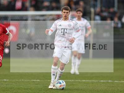 Fotos von FC Würzburger Kickers - FC Bayern München II auf sportfotografie.de