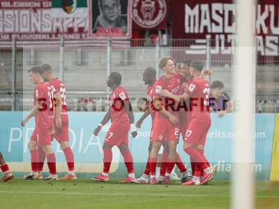 Fotos von FC Würzburger Kickers - SV Wehen Wiesbaden auf sportfotografie.de